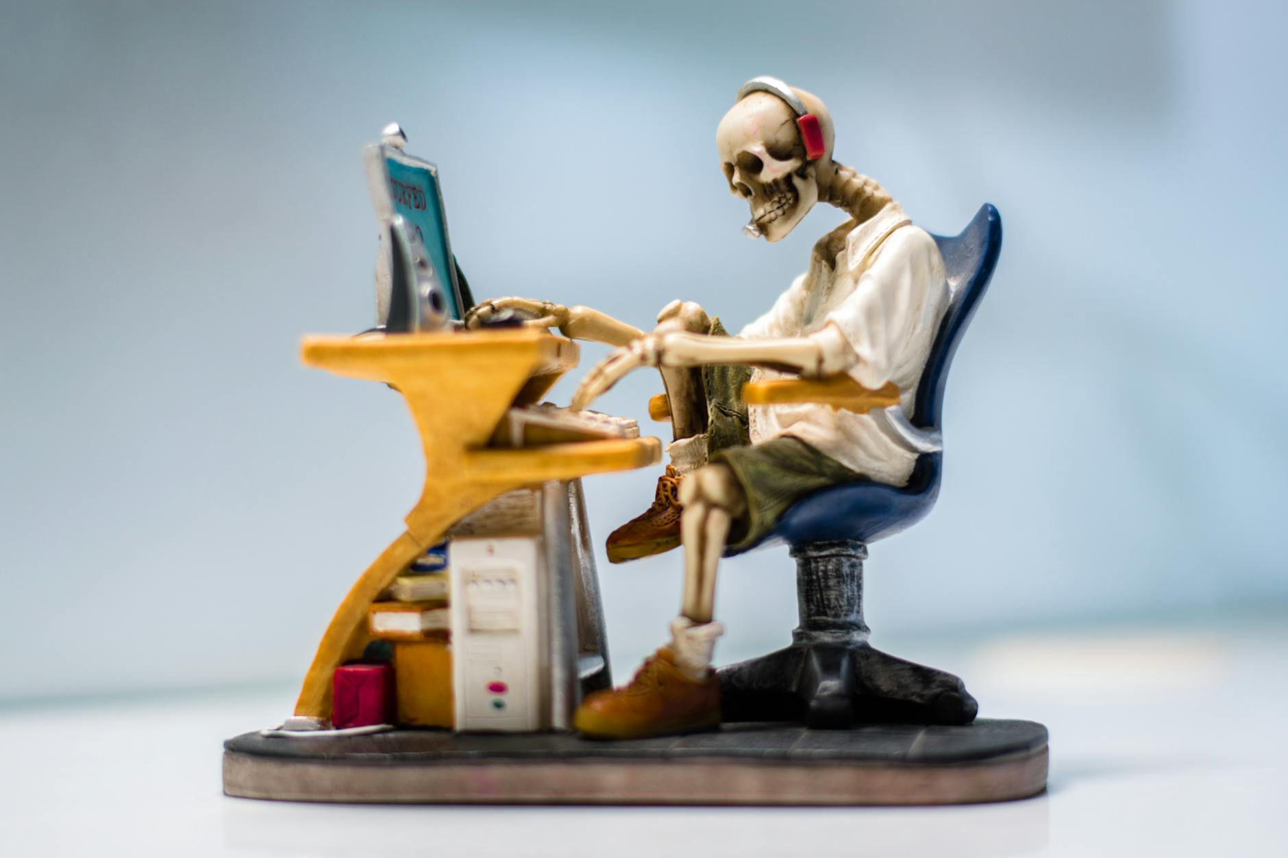 Figur Des Menschlichen Skeletts Vor Computer Sitzend